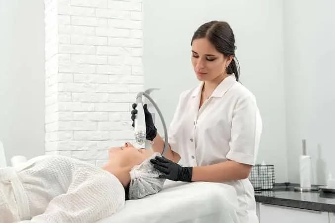 Should You Book Aesthetic Treatment at Home or at a Clinic?